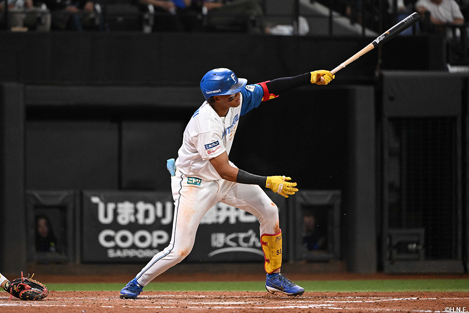 5回裏、内野安打を放つ水谷選手