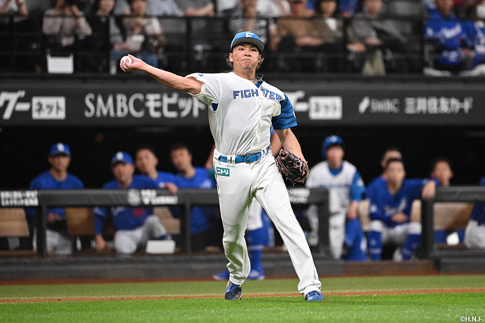 7回表、好守をみせる伊藤投手01