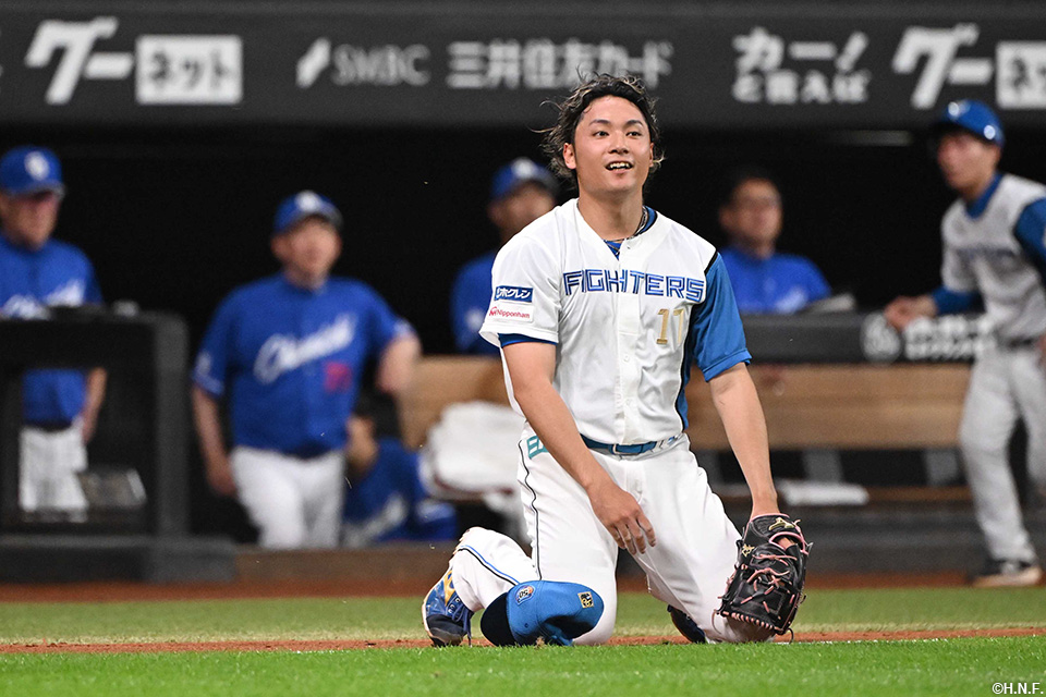 7回表、好守をみせる伊藤投手02