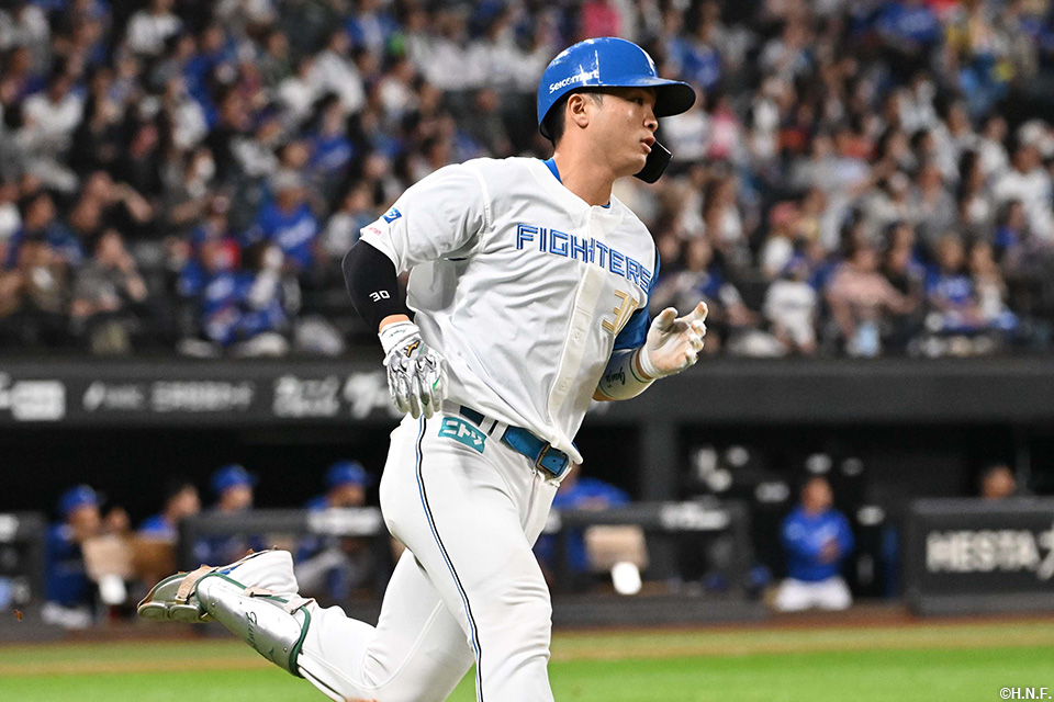 7回裏、レフトへ本塁打を放つ郡司選手02