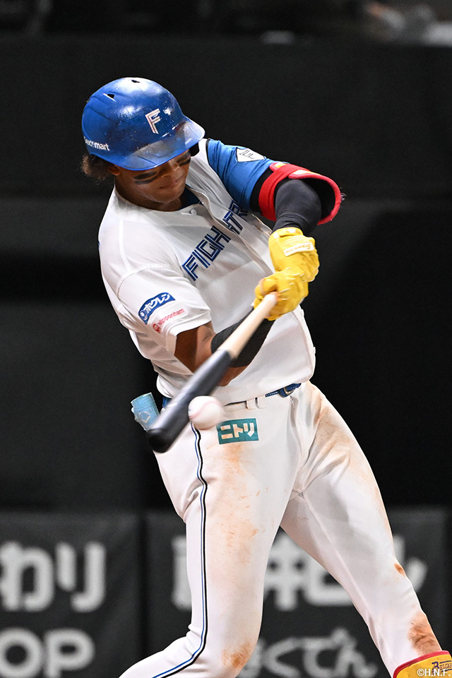 7回裏、内野安打を放つ水谷選手