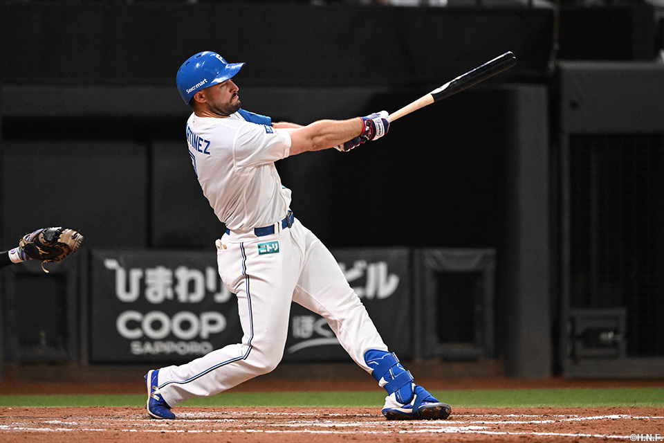 8回裏、レフトへヒットを放つマルティネス選手