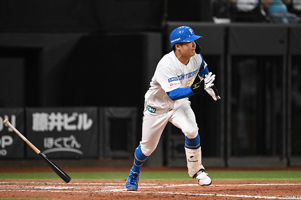 8回裏、適時打を放つ奈良間選手01