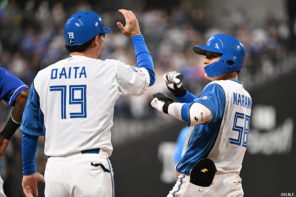 8回裏、適時打を放つ奈良間選手02