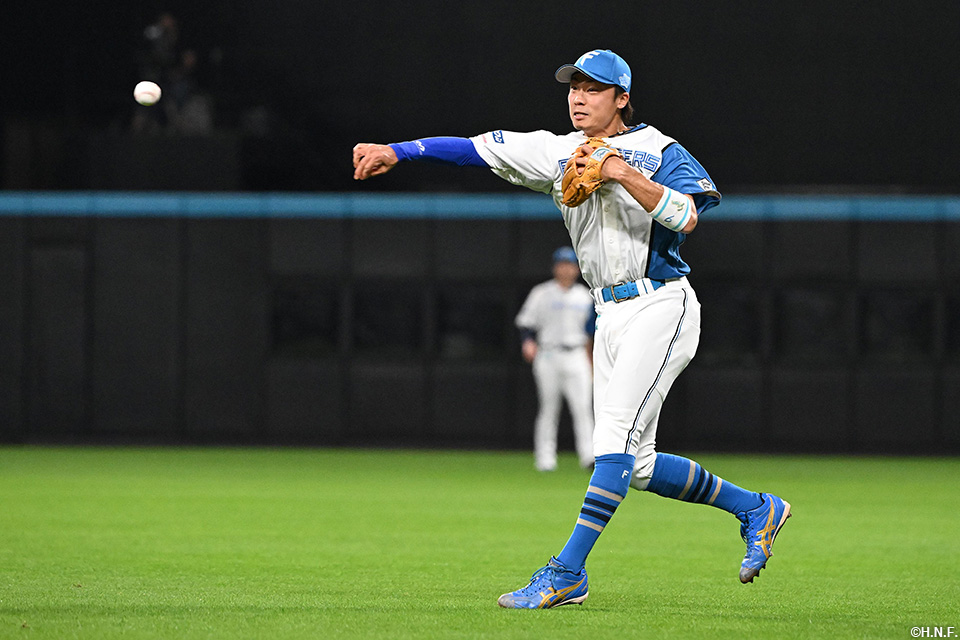 9回表、好守をみせる中島卓選手01