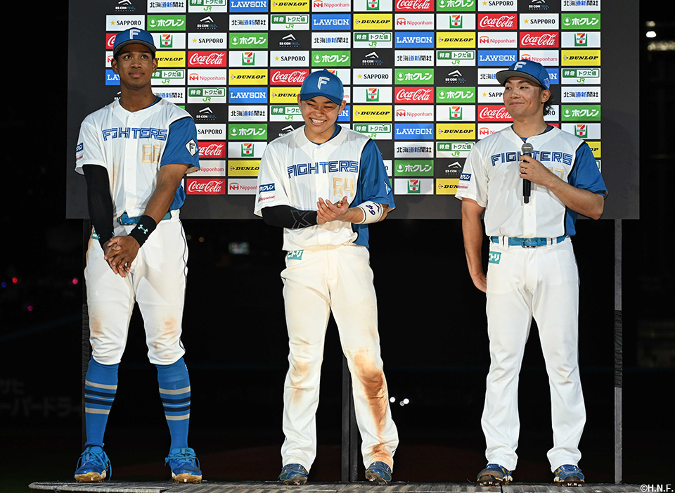 ヒーローの万波選手、田宮選手、伊藤投手01