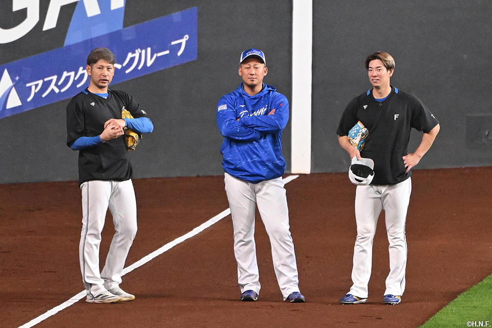 加藤貴投手、松本剛選手とドラゴンズ中田選手