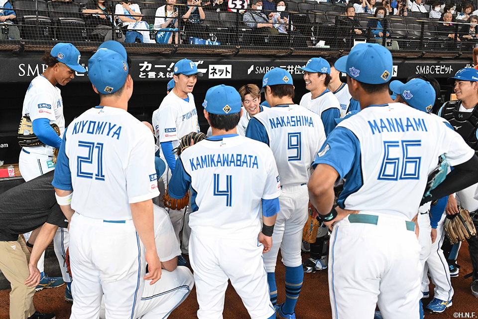 試合前、円陣を組む選手たち