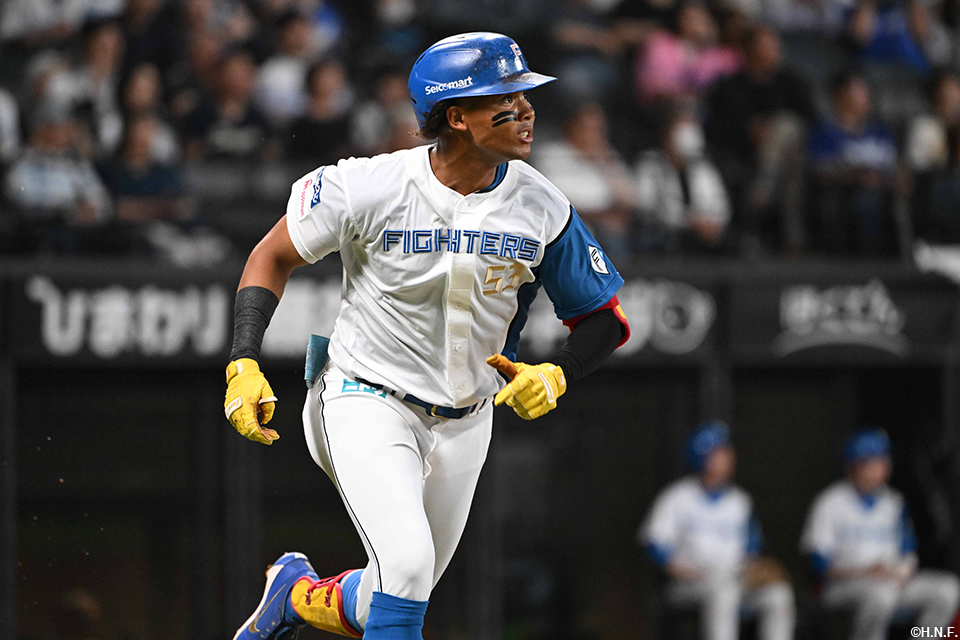 1回裏、適時二塁打を放った水谷選手