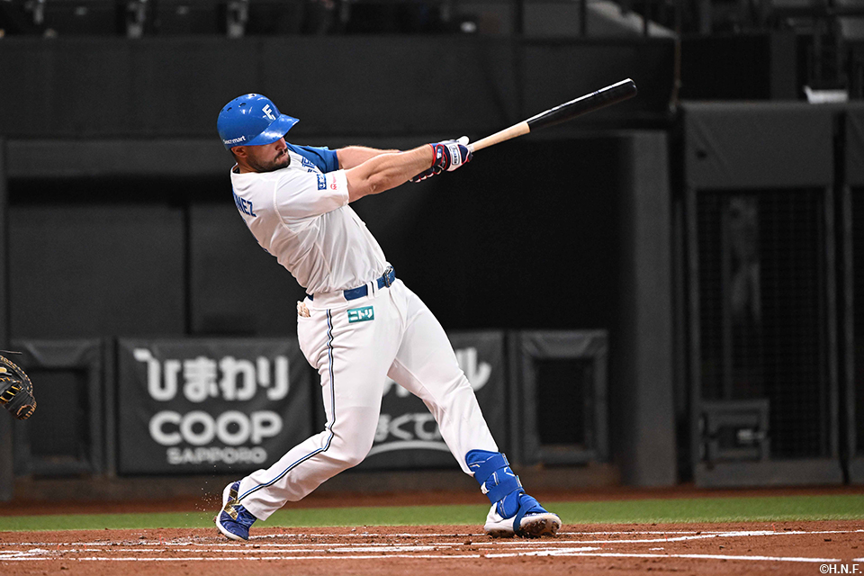 1回裏、適時打を放つマルティネス選手