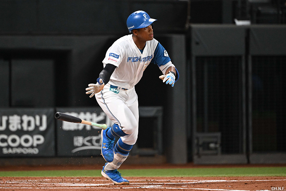 2回裏、右中間へ二塁打を放つ万波選手