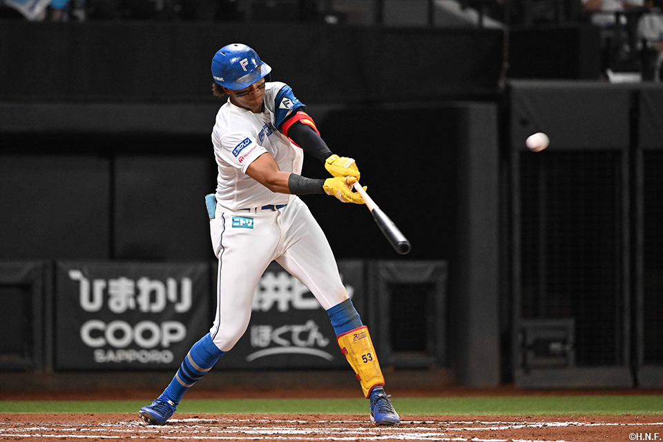 6回裏、同点のスリーベースを放つ水谷選手01