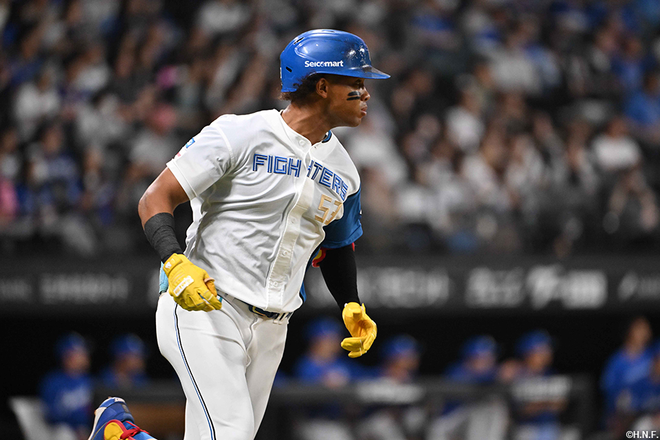 6回裏、同点のスリーベースを放つ水谷選手02