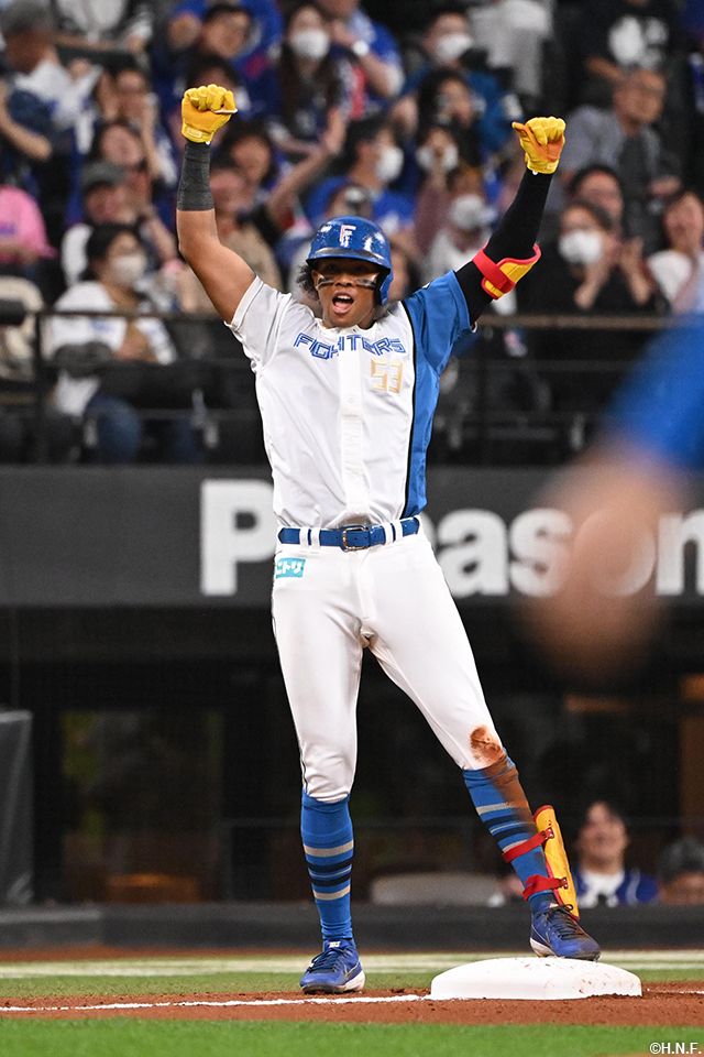 6回裏、同点のスリーベースを放つ水谷選手03