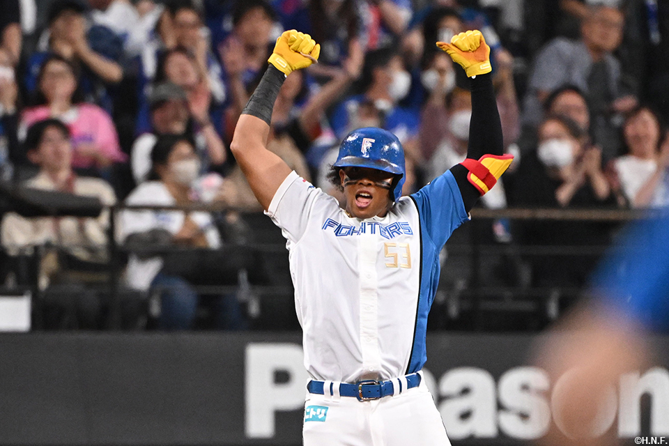 6回裏、同点のスリーベースを放つ水谷選手04