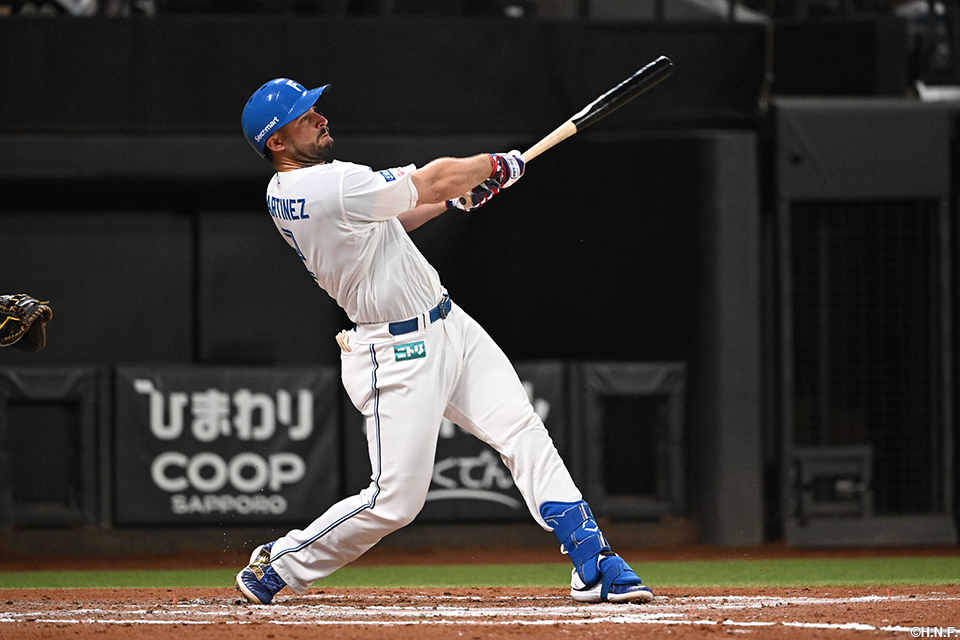 6回裏、勝ち越しの犠飛を放つマルティネス選手