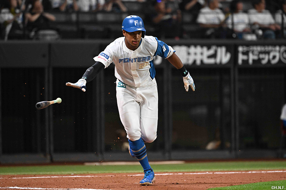 6回裏、レフトへ二塁打を放った万波選手