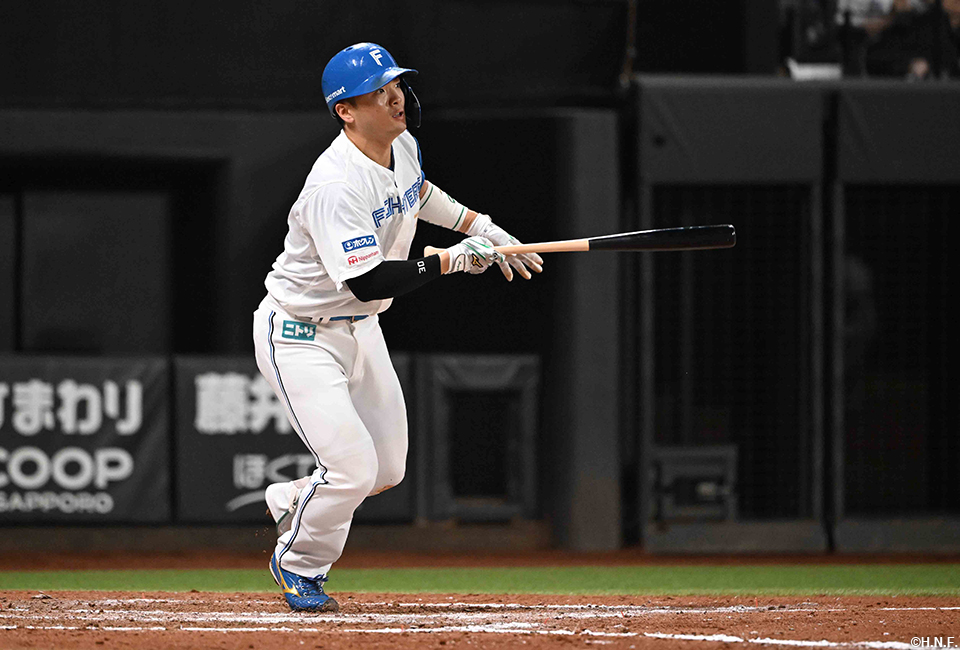 7回裏、ライトへ適時打を放つ郡司選手
