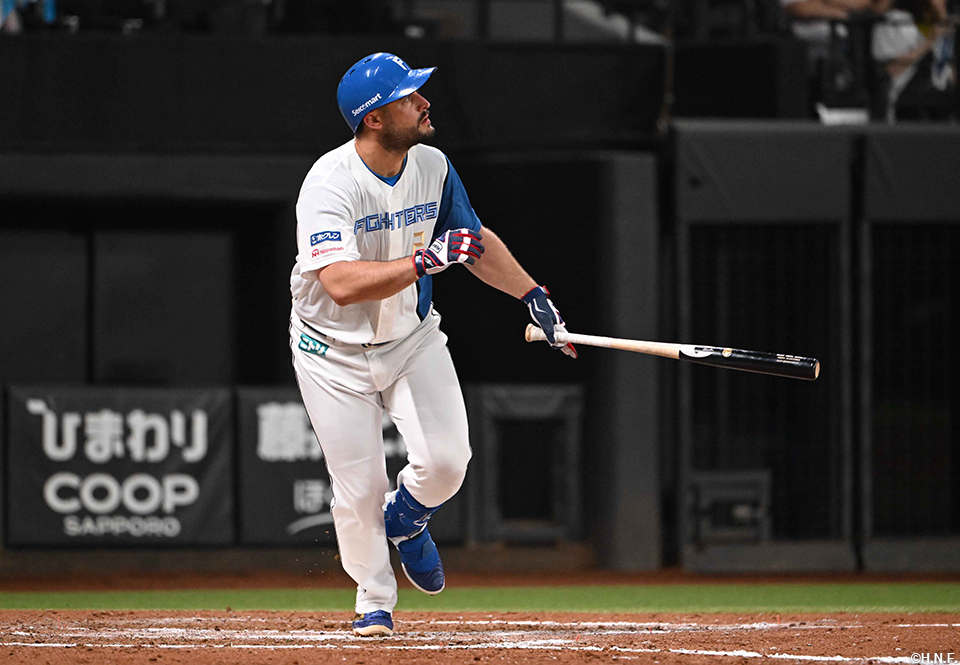 7回裏、適時二塁打を放つマルティネス選手01