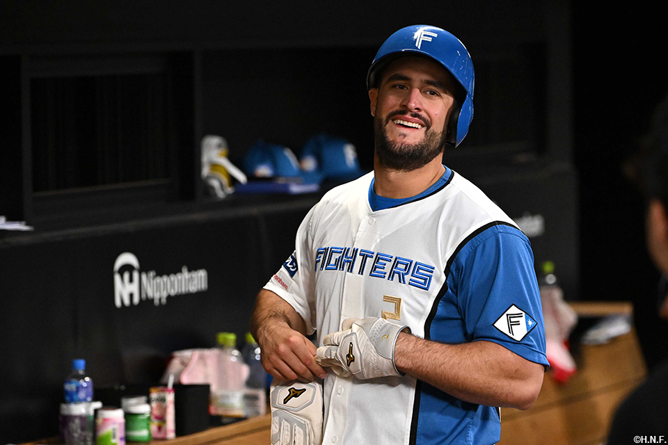 7回裏、適時二塁打を放つマルティネス選手02