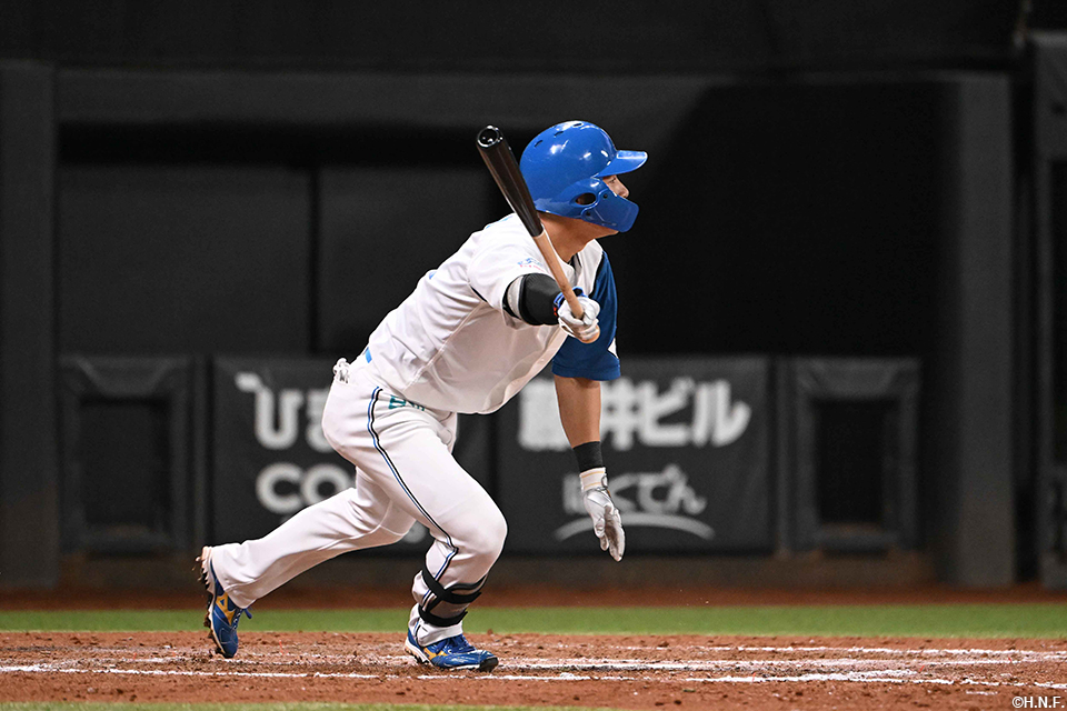 8回裏、二塁打を放つ水野選手
