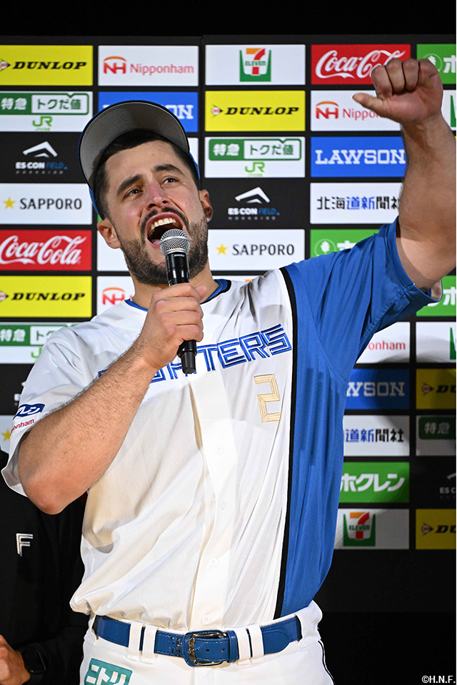 ヒーローのマルティネス選手01