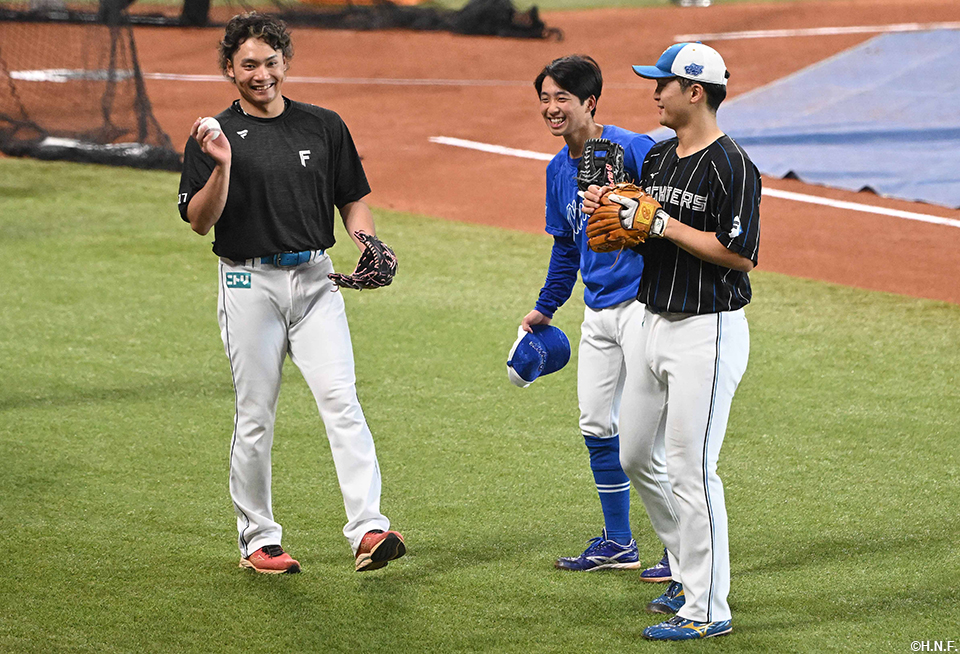 伊藤投手、郡司選手とドラゴンズ田中選手