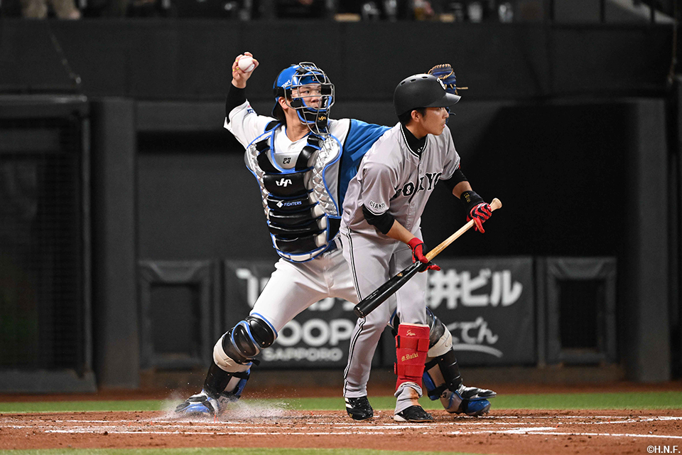 3回表、二塁へ送球する伏見選手