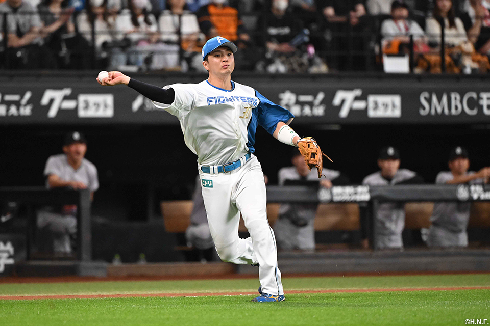 3回表、好守を見せる郡司選手