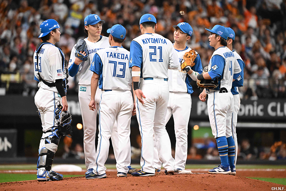 3回表、マウンドに集まる選手達
