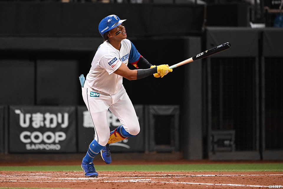 4回裏、ライトへ本塁打を放つ水谷選手01