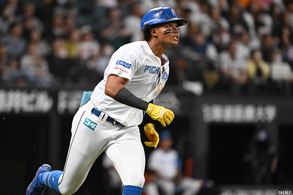 4回裏、ライトへ本塁打を放つ水谷選手02