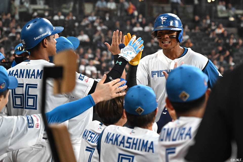 4回裏、ライトへ本塁打を放つ水谷選手03