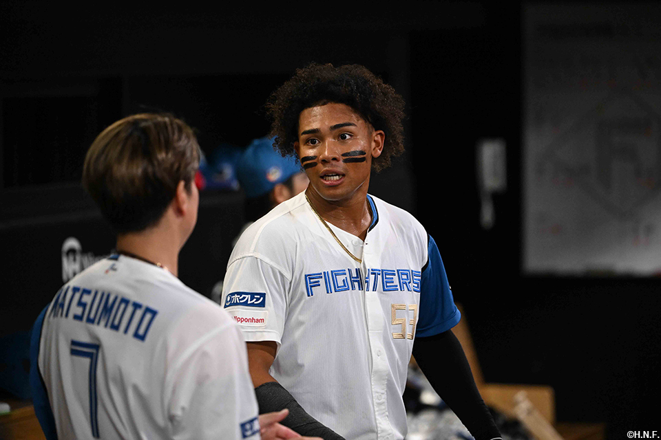 4回裏、ライトへ本塁打を放つ水谷選手04