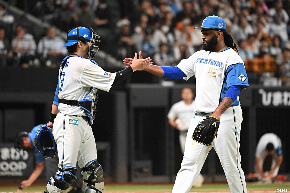 6回表を抑えたザバラ投手と伏見選手