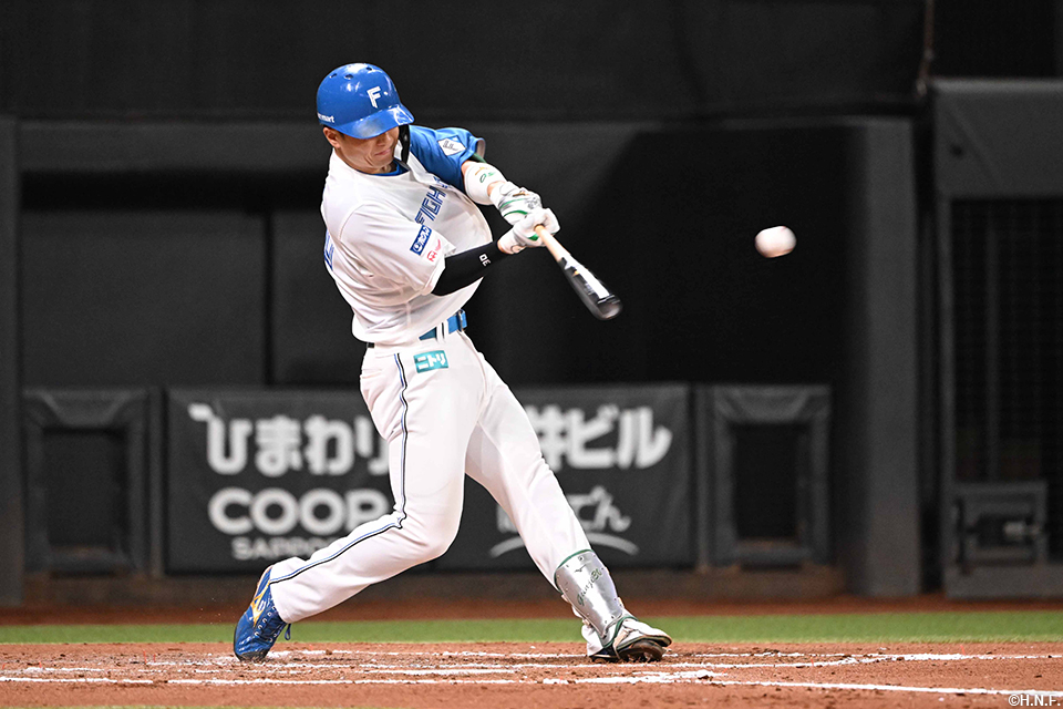 6回裏、センターへヒットを放つ郡司選手