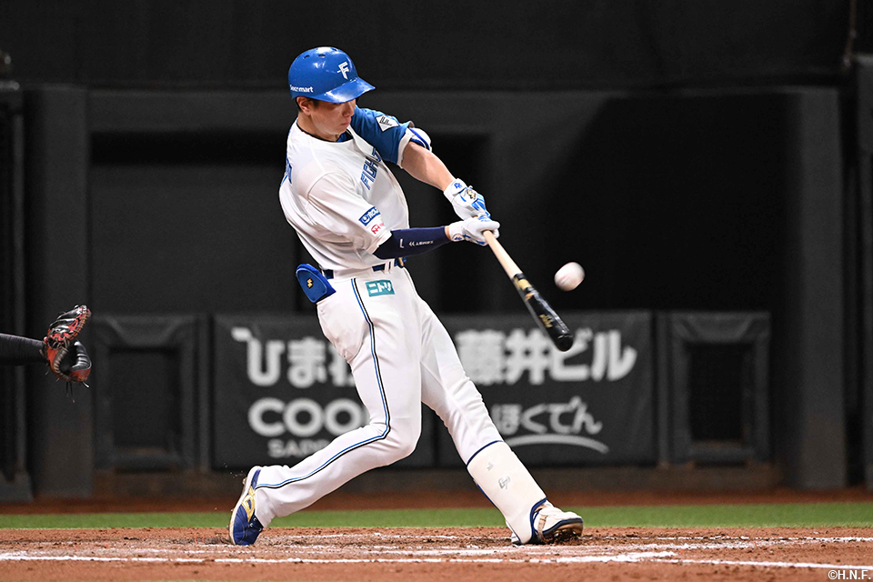 7回裏、レフトへ本塁打を放つ松本剛選手01