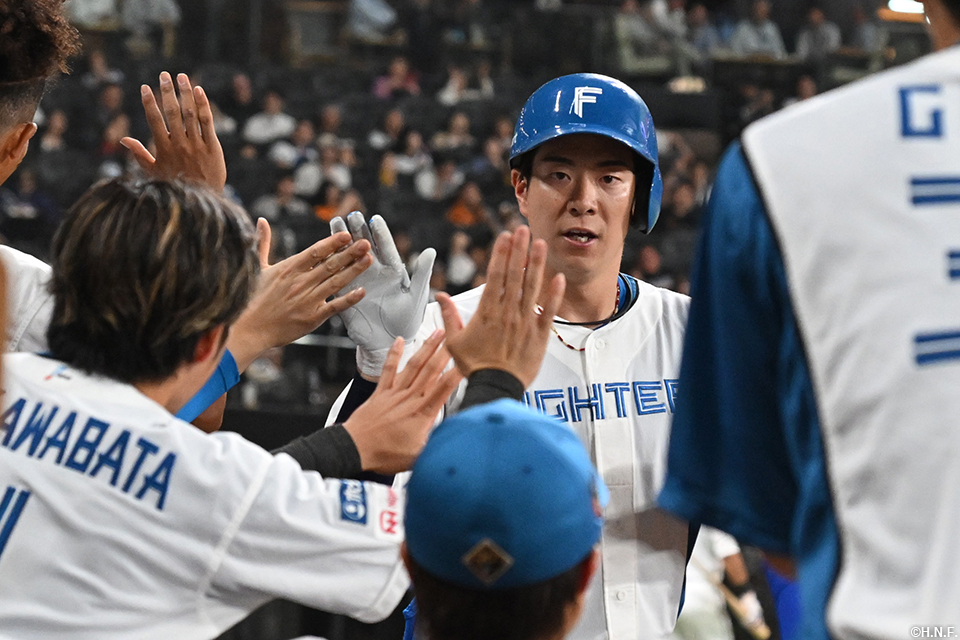 7回裏、レフトへ本塁打を放つ松本剛選手02