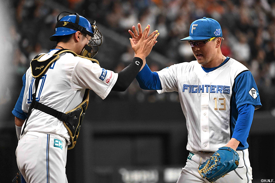 9回表を抑えた生田目投手と清水選手