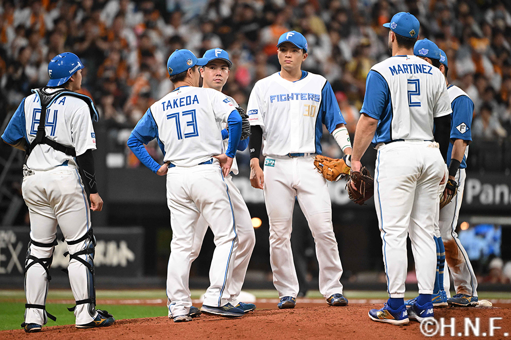 6回表、マウンドに集まる選手たち