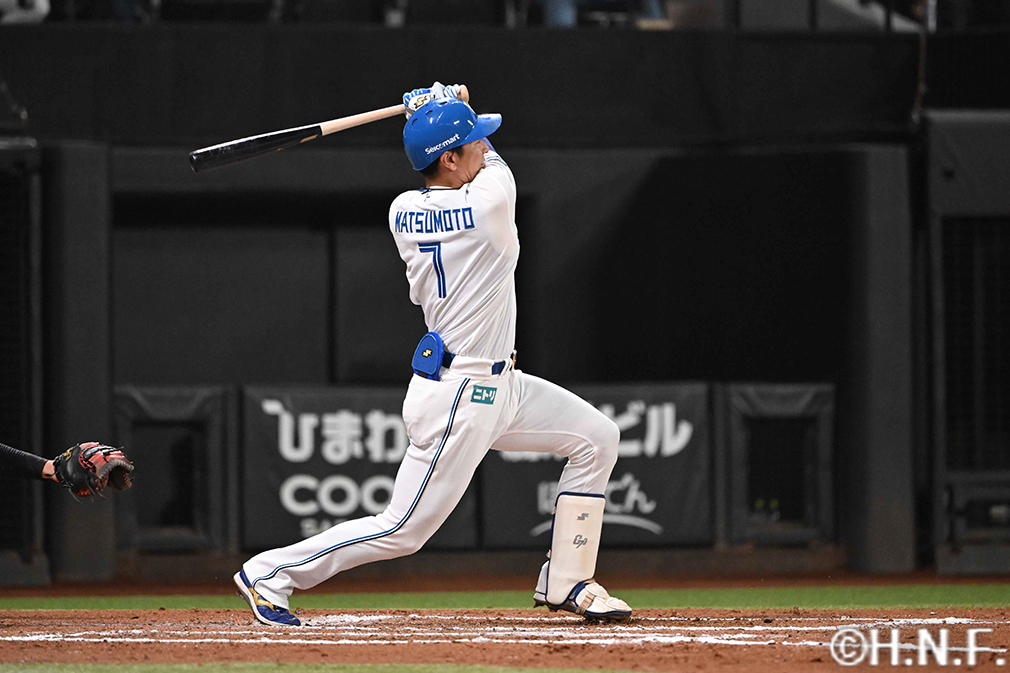 6回裏、レフトへ二塁打を放つ松本剛選手