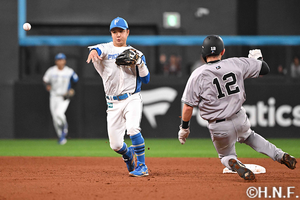 7回表、好守をみせる奈良間選手