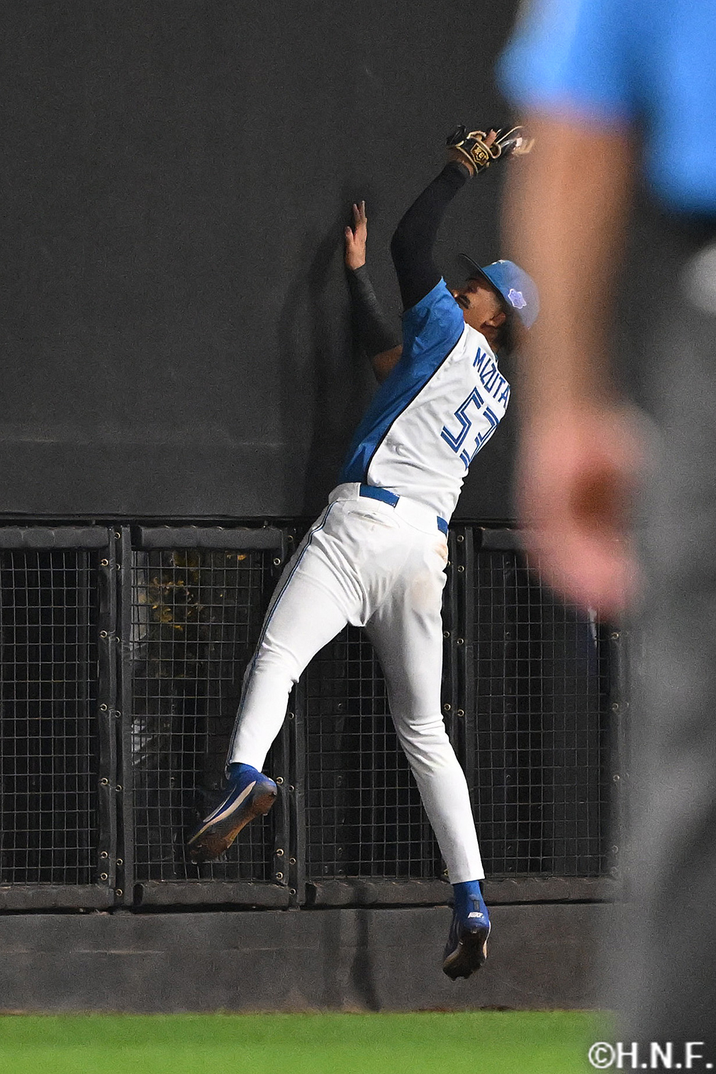 8回表、好守をみせる水谷選手