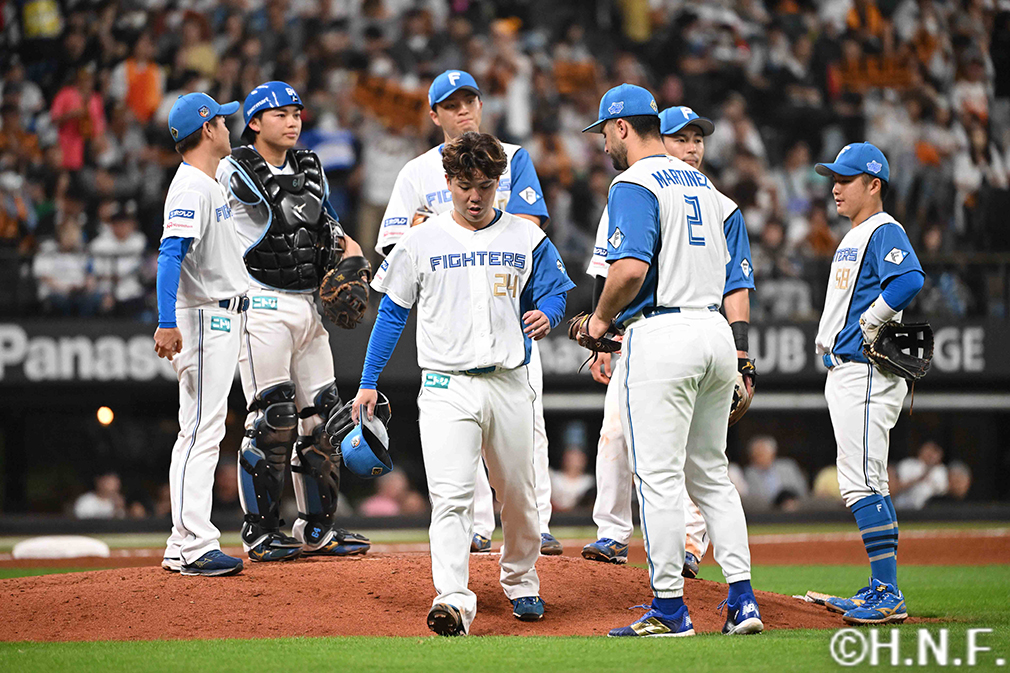 9回表、マウンドを降りる金村投手