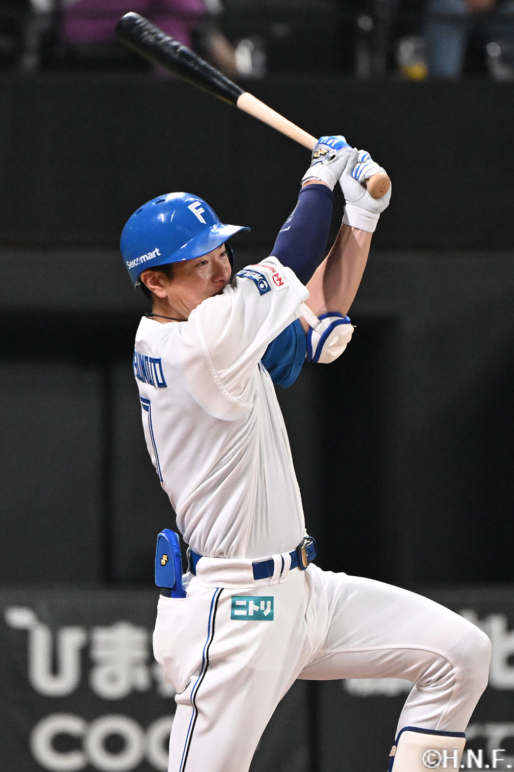 9回裏、ライトへヒットを放つ松本剛選手