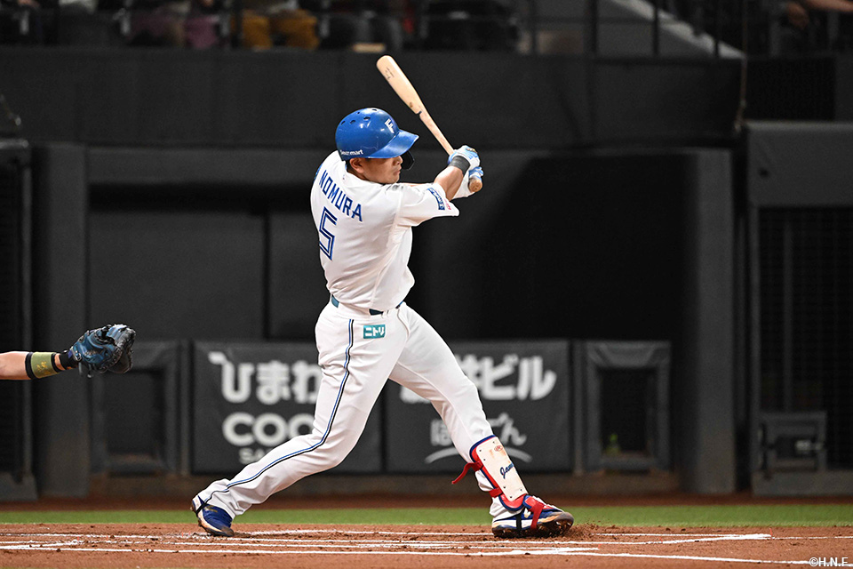 1回裏、レフトへヒットを放つ野村選手