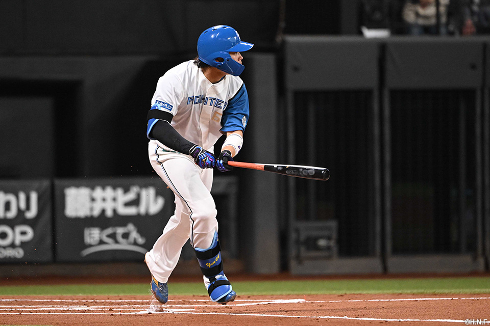 1回裏、レフトへヒットを放つ田宮選手01