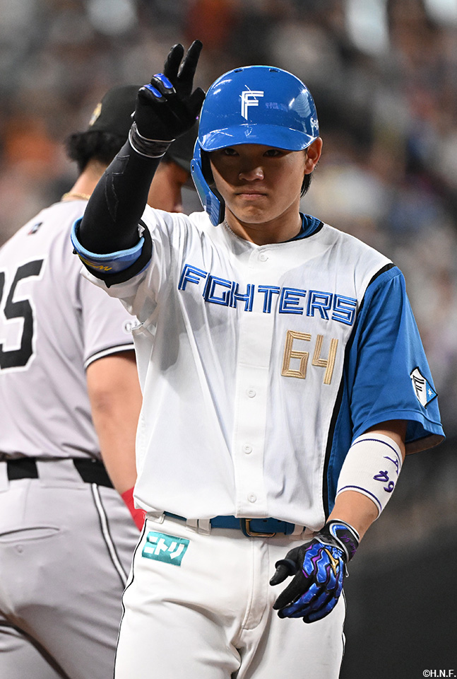 1回裏、レフトへヒットを放つ田宮選手02