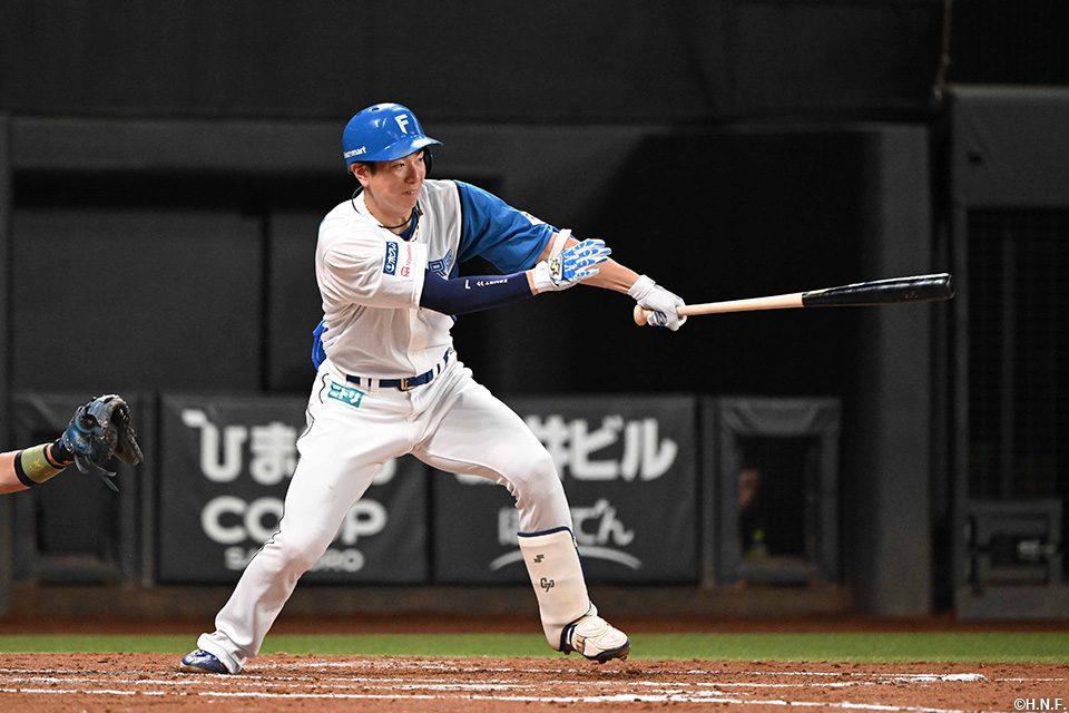 3回裏、先制適時打を放つ松本剛選手