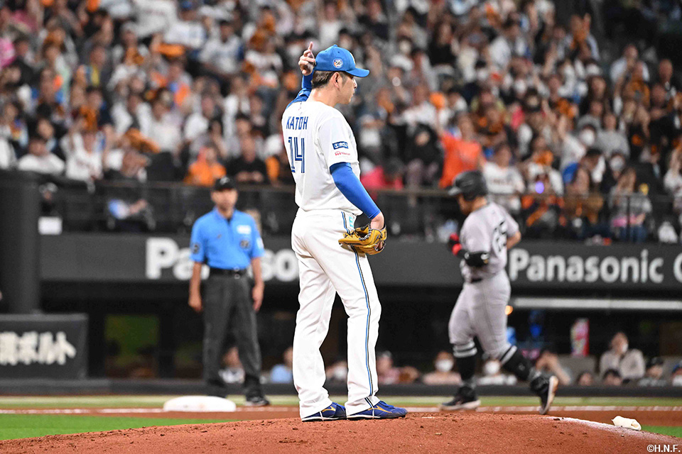 4回表、逆転弾をあびた加藤貴投手